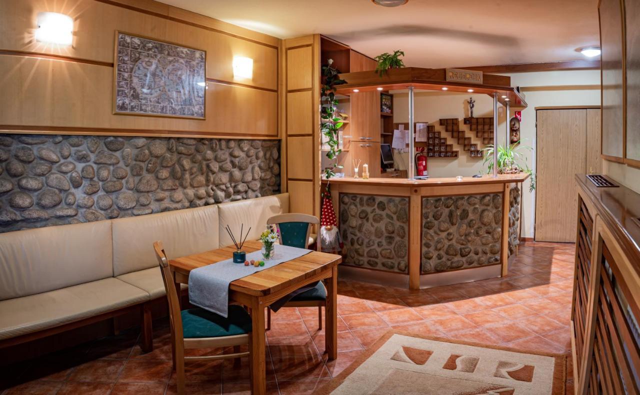 Horsky Hotel Totem Jaraba Bagian luar foto